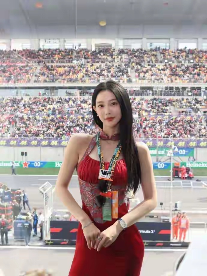 克拉拉的骨相太绝了，尤其是额头线条，简直是老天爷追着喂饭吃！ 