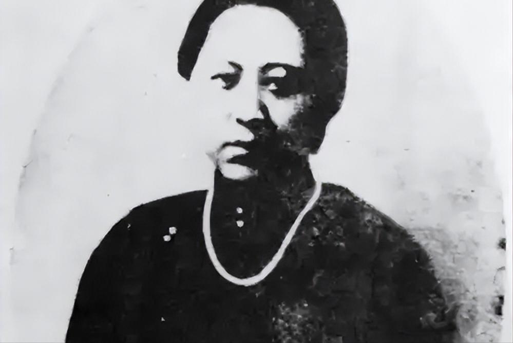 1906年，31岁的张作霖强势娶了18岁的许澍旸。大婚当夜，张作霖搂着许澍旸纤细