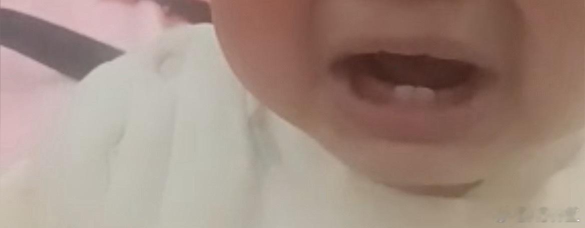 今天晚上下班的时候，我爱人给我例行打视频看娃，刚打开视频就看到我儿在视频里疯狂喊