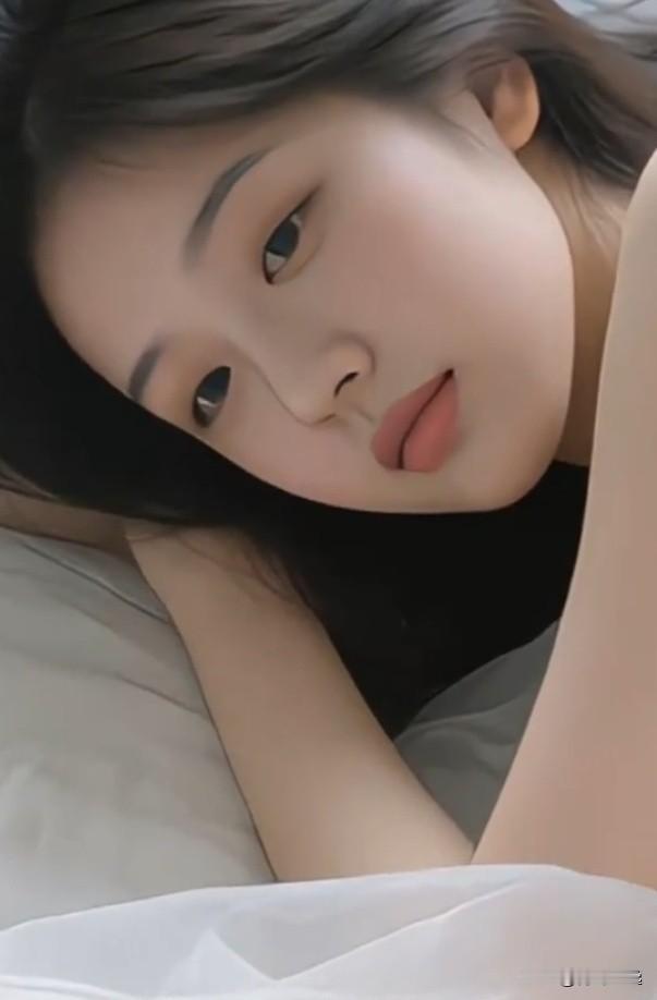 《水仙子》

风偷梦语送君前，屡把相思逐句删。

春归夏至音书懒，裙衣日渐宽。