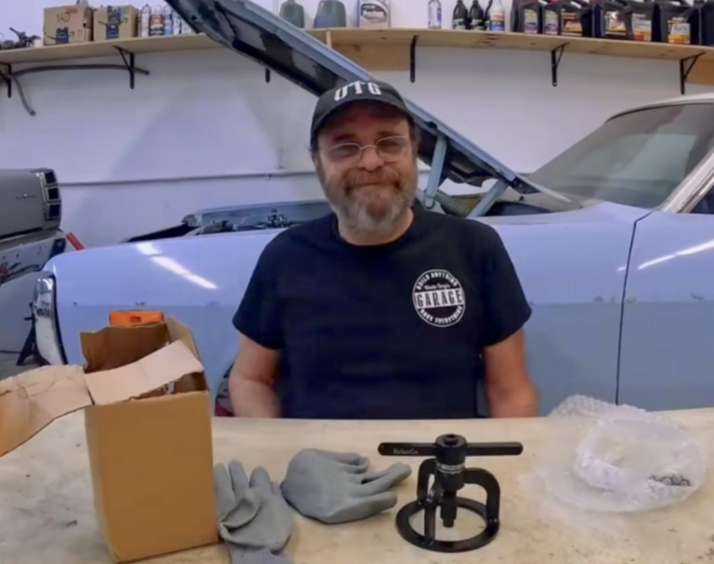 美国一个维修工，被中国商家的赠品整破防了！

他在中国订购了一个汽车维修工具，打