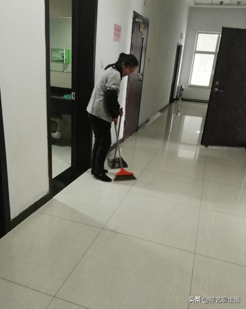 以前经济环境好的时候，保洁员就是那些没文化年龄大的人群来做，再就是家庭特别困难缺