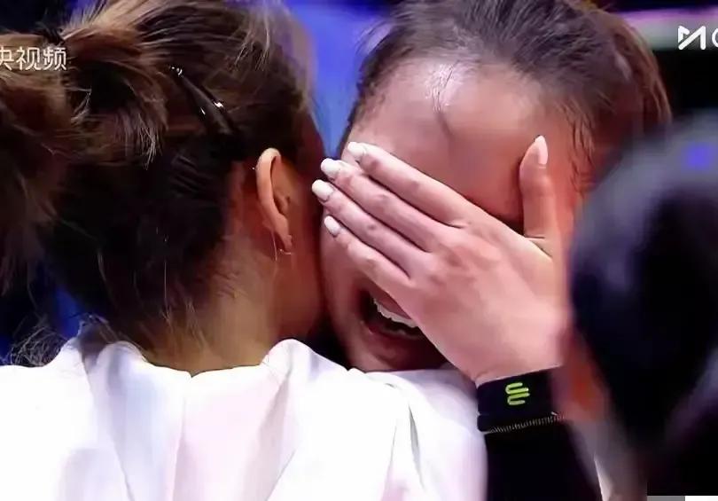 蔡斌接手上海女排的消息终于来了。那段曾在全国直播里、面对球迷和镜头大声斥责自家队