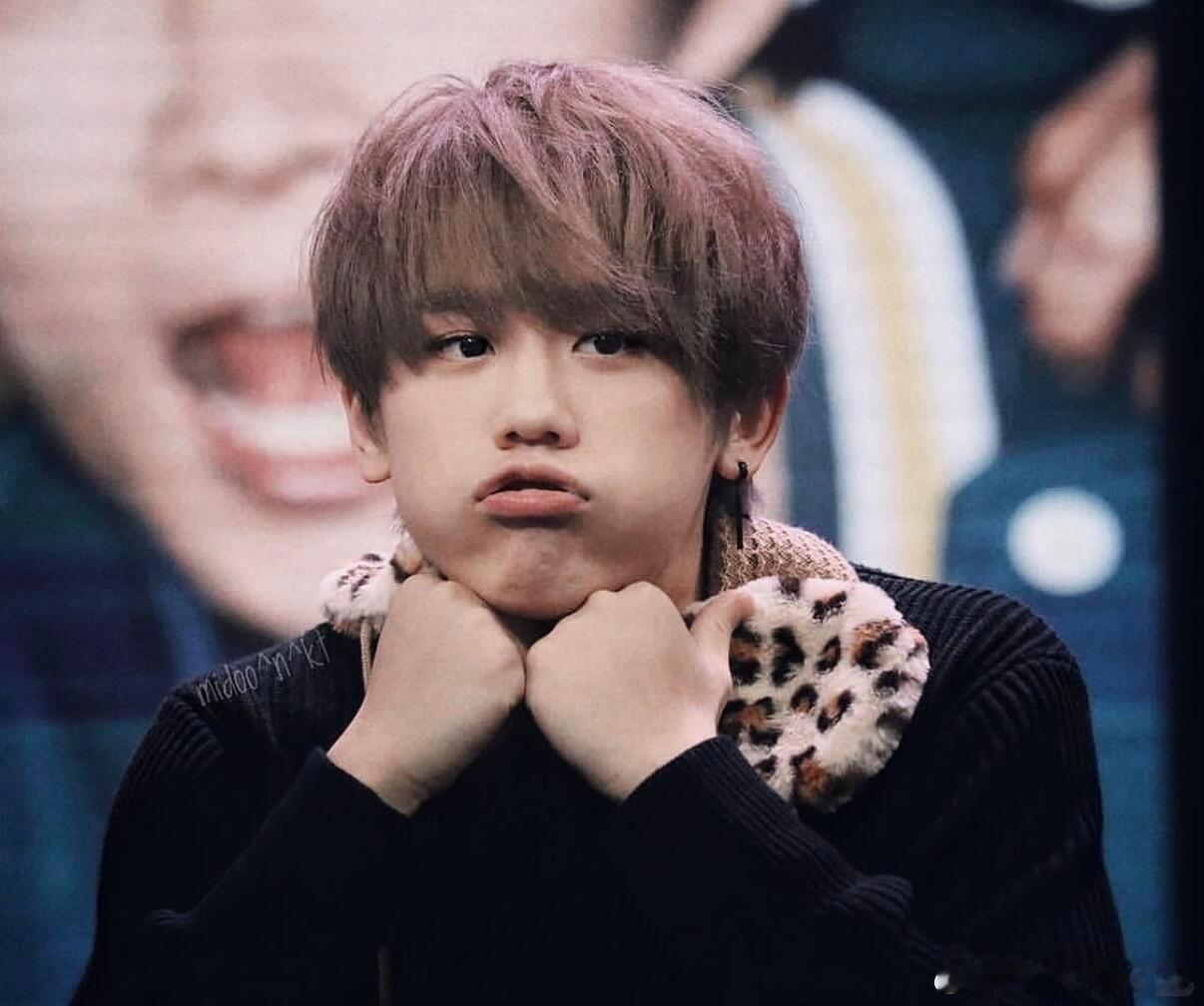 姜涛驾驶时因拿帽子分心撞栏 姜涛驾车时因伸手去后座拿帽子分心失控撞护栏，被控不小