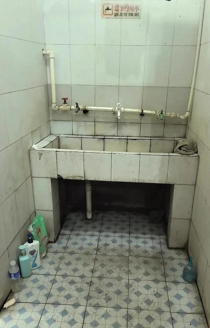 ＂河北地质大学宿舍，简陋到让人怀疑人生？＂家长吐槽，宿舍环境不如高中，引发争议。
