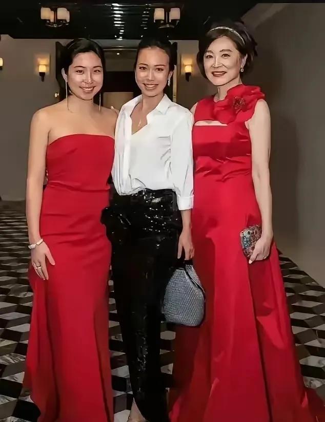 林青霞和两个女儿在一起的情景，两个女儿没有继承她的基因，更像爸爸。