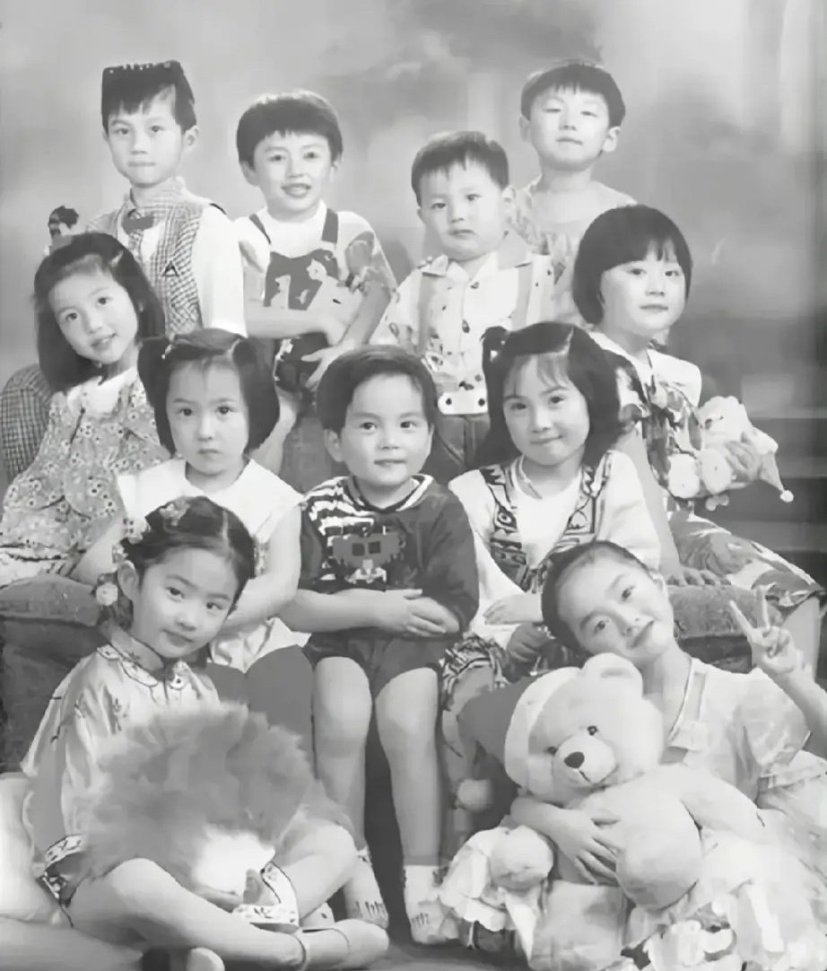 刘亦菲小时候的模样简直就是现在的缩小版，那精致的五官和独特的气质，从小就展露无遗