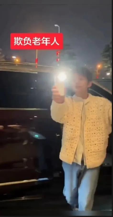 何炅开着闪光灯拍私生！
2025年12月20日晚，何炅在私人聚餐时遭私生饭（ss