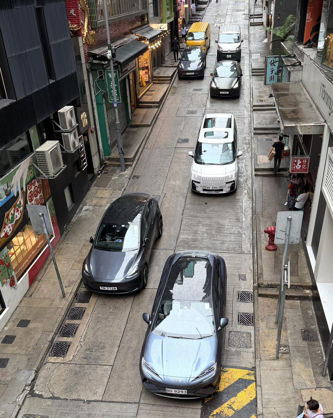 好有港味的一张图片，以及，极氪009真是吸睛呀
电车出海 大v聊车