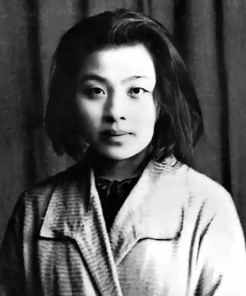 三人同居你敢信吗？1928年，民国才女丁玲同时爱上了两个男人，并提出了三人同居，