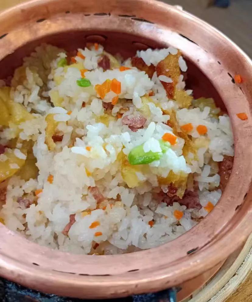 长知识了~店家的红油不是用辣椒做的今天回家突然想吃凉皮了。
和店家说我不要辣椒。