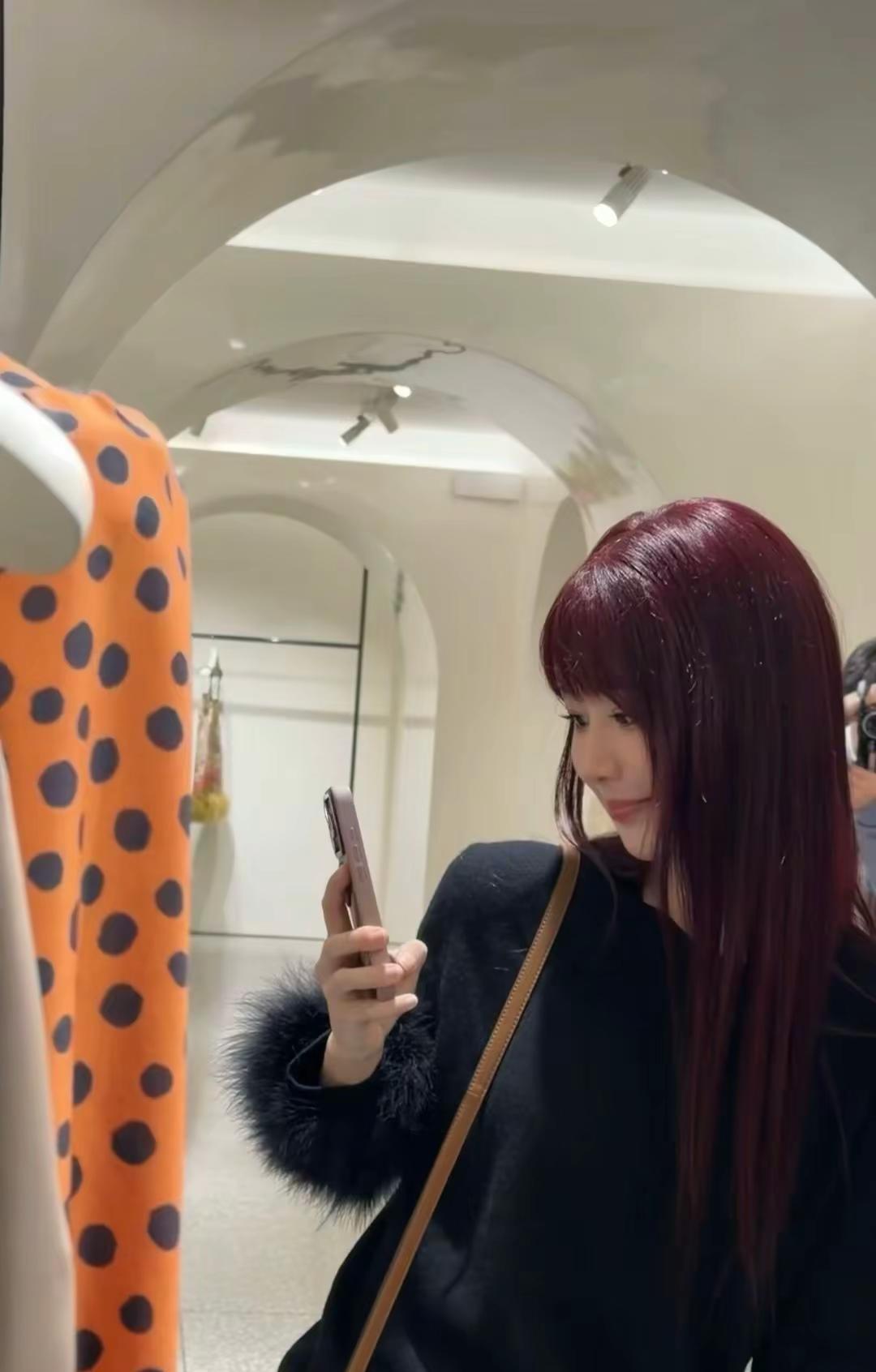 又在偷偷拍照呢？@杨紫 杨紫 华伦天奴