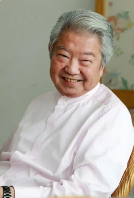 蔡澜说：“什么是低端家庭？所谓低端家庭，不是生活困难，不是吃不上大鱼大肉，不是没