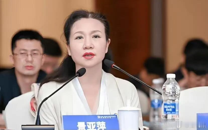 落马前vs落马后，对比太强烈。 （图片为贵州原正厅级干部景亚萍） 反腐倡廉 ​​