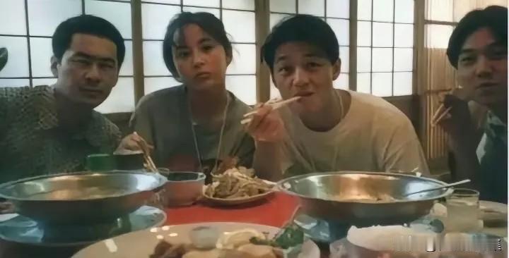 上世纪九十年代，中央戏剧学院90级新疆班聚餐的瞬间。照片中，陈建斌和李亚鹏簇拥着