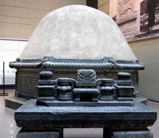 1918年，一个英国皮货商将一座重达150吨的古墓，从中国盗取出来，运到了加拿大