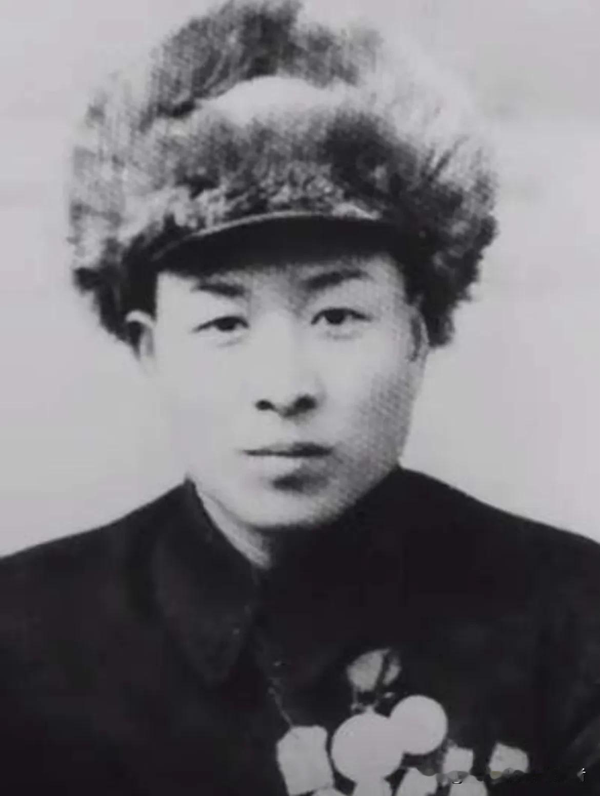 1941年淄河岸边，十九岁的战士郑希和半蹲在河滩水洼旁，仔细擦拭着手中的老汉阳造