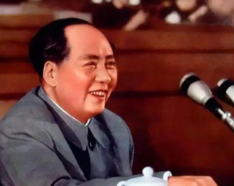 [微笑]1963国庆阅兵仪式上，一年轻的少尉站在天安门上观礼，毛主席见此人年轻，