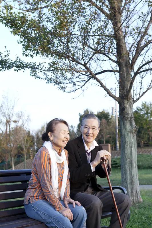 如今，老人们的生活愈发不易。要是两位老人身体都不好，就只能由身体稍好的那位去照料