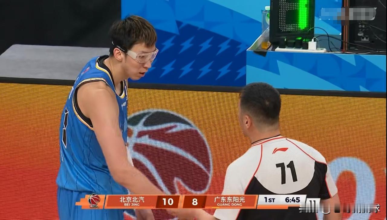 北京北汽超级中锋周琦真是太有良心了！在今天北京北汽主场迎战广东东阳光的比赛中，目