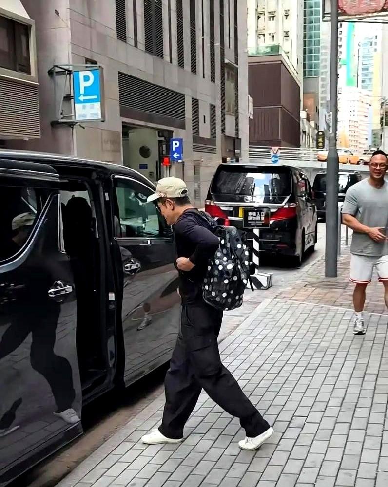 这身高放娱乐圈，网友开玩笑说算“残疾”了。

171的男星，自己背个包在商场溜达