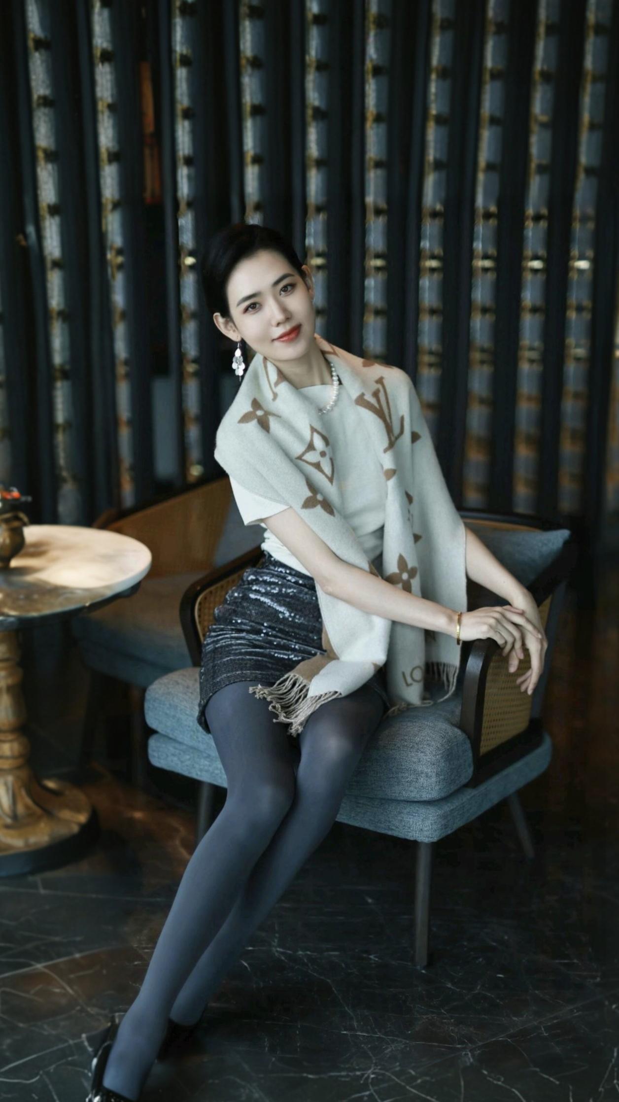 你说什么是真的？什么是假的？
那就是爱情
不穿厚黑厚灰厚肤你不鸟
穿了整天像个泥