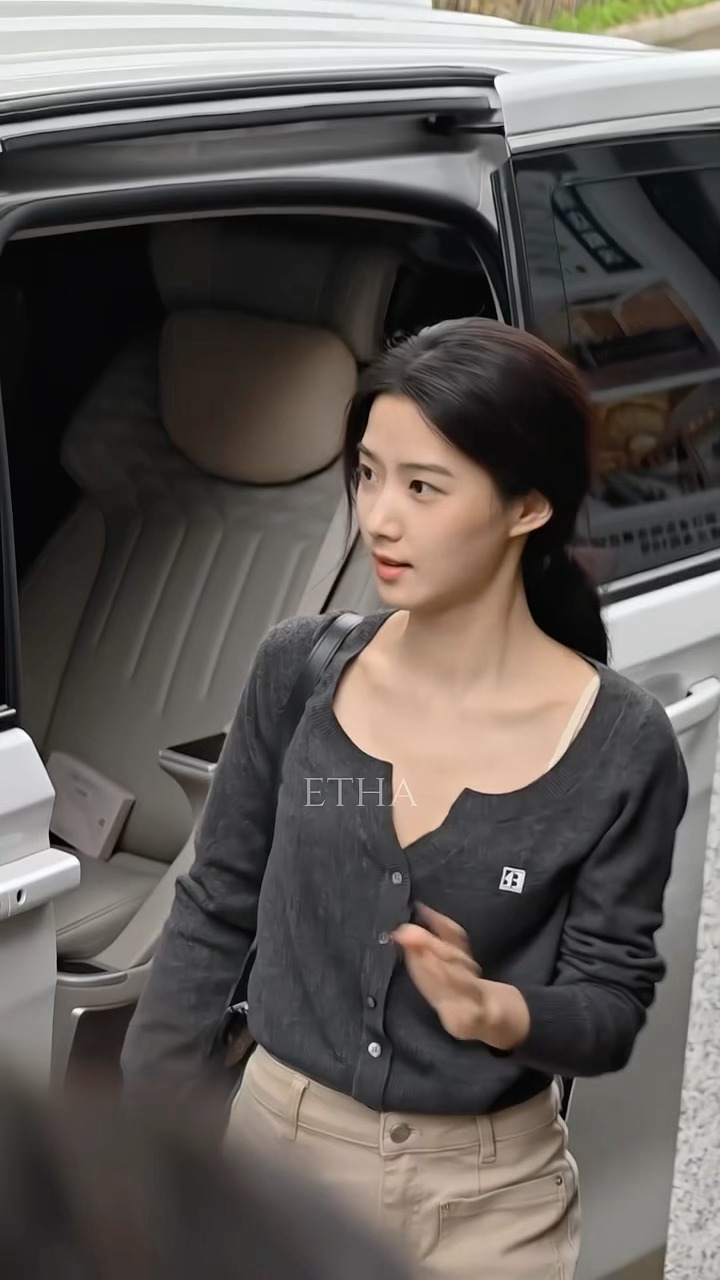 然后呢我觉得这个素素的女孩每个表情都很生动 