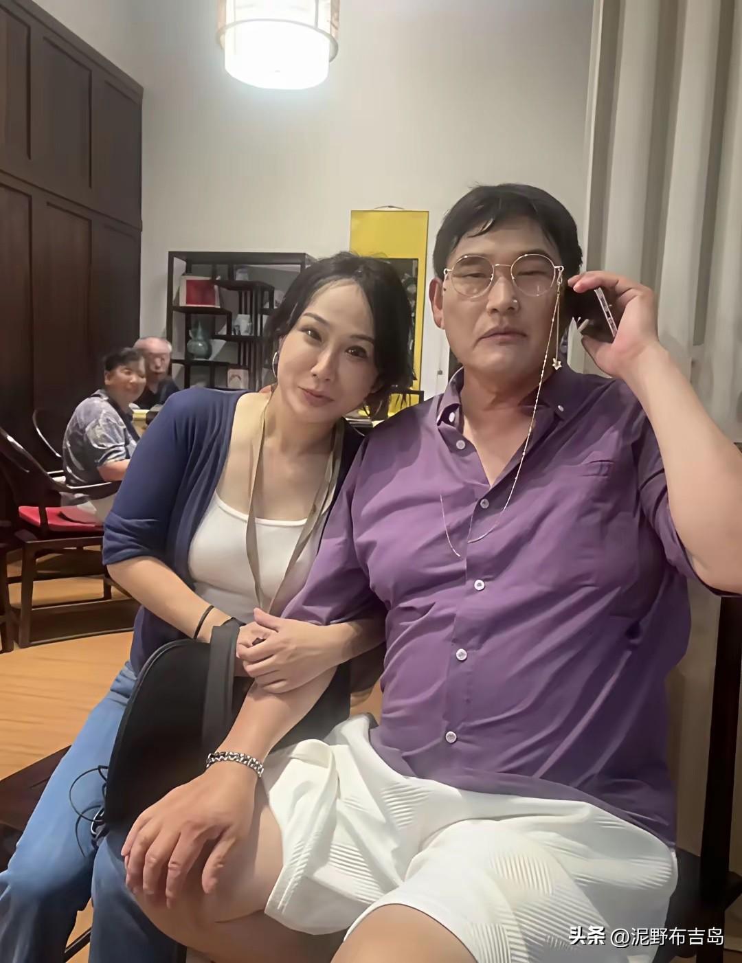 大衣哥左拥右抱，现在很潮啊
朱村大衣哥 大衣哥语录 大衣哥名言 大衣哥写真 老朱