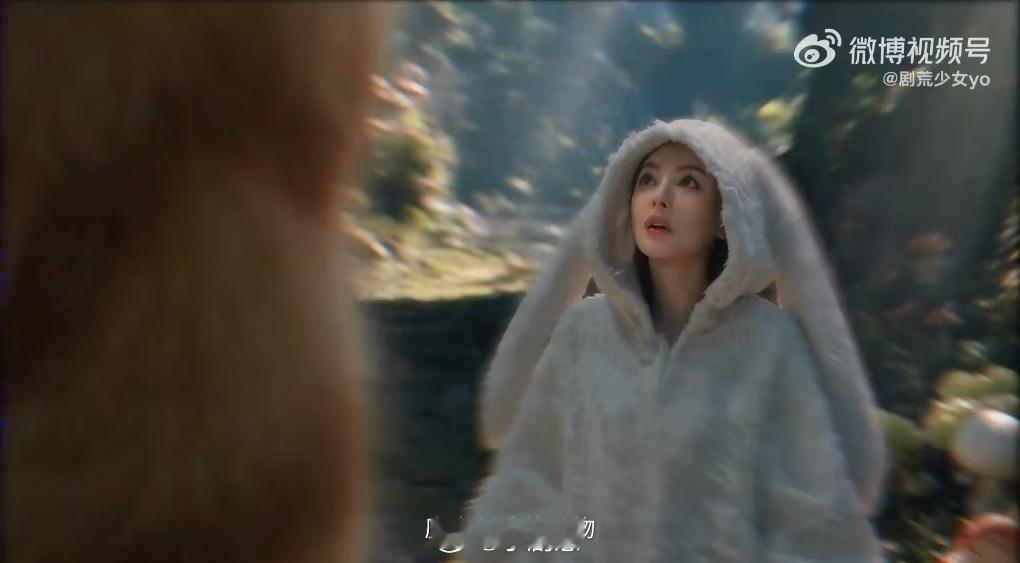 张雨绮AI短片梗太密了张雨绮的AI短片梗多到看不过来，画面天马行空特别魔性，脑洞