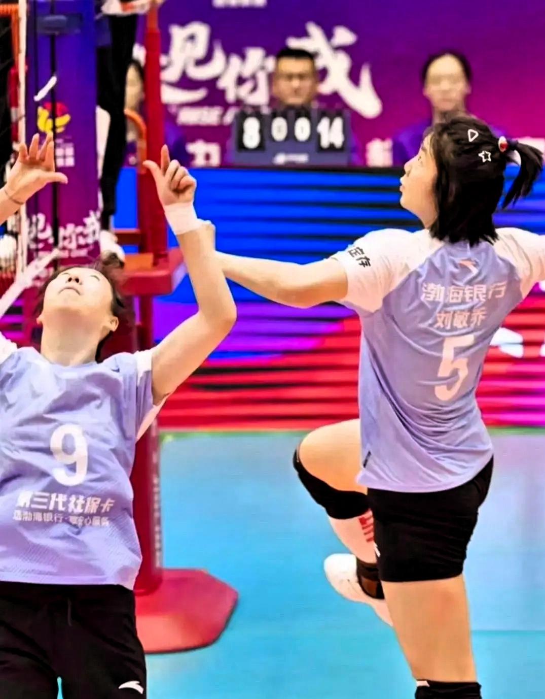 昨晚的天津人民体育馆热血沸腾！天津女排在先失一局的不利局面下，连扳三局逆转战胜河