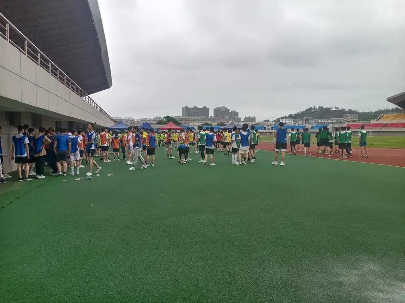 果然不是什么人都可以当董事长的
之前有一位公司的董事长拍了一条视频，主要内容是鼓