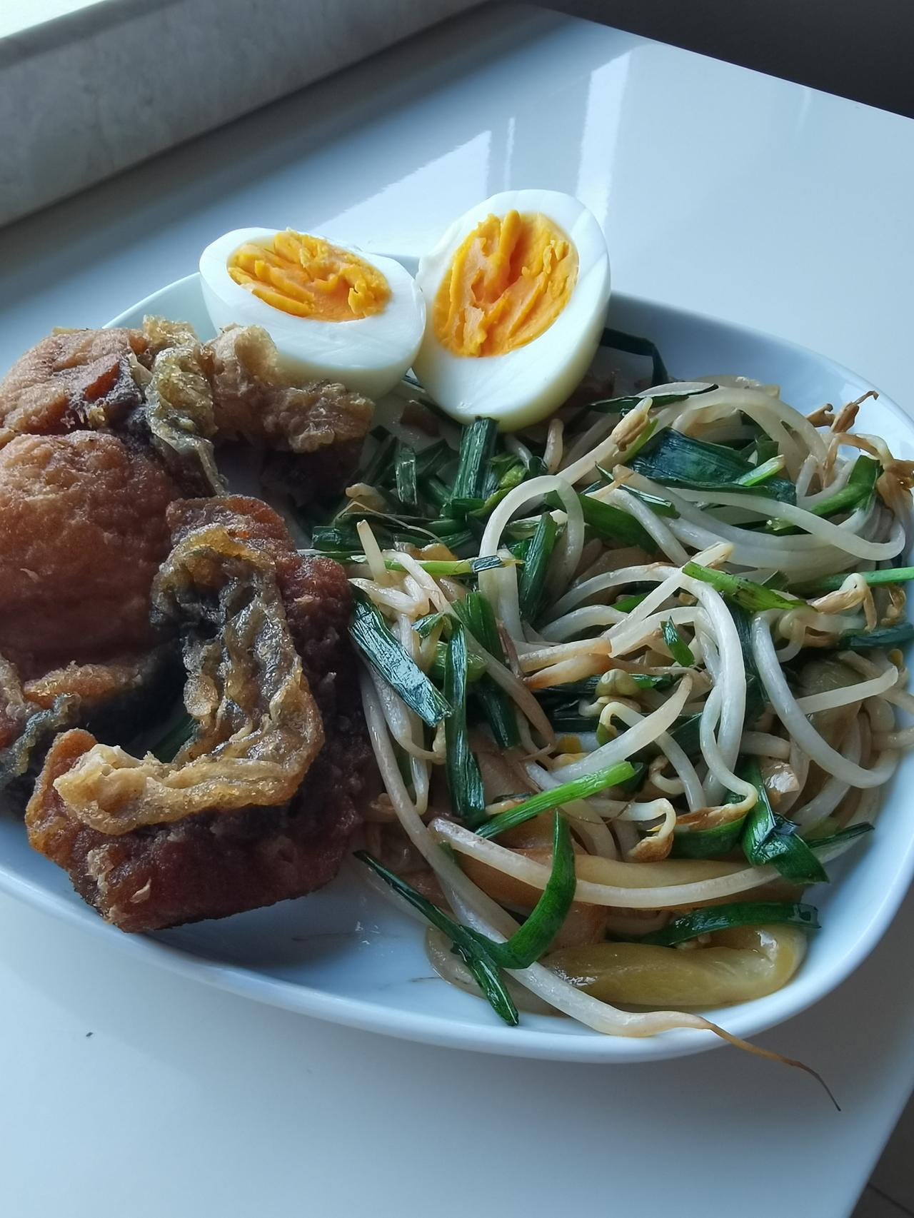 【早餐打卡】
熏鱼、豆芽炒韭菜榨菜丝、鸡蛋、吐司、牛奶咖啡。

【今日小感悟】