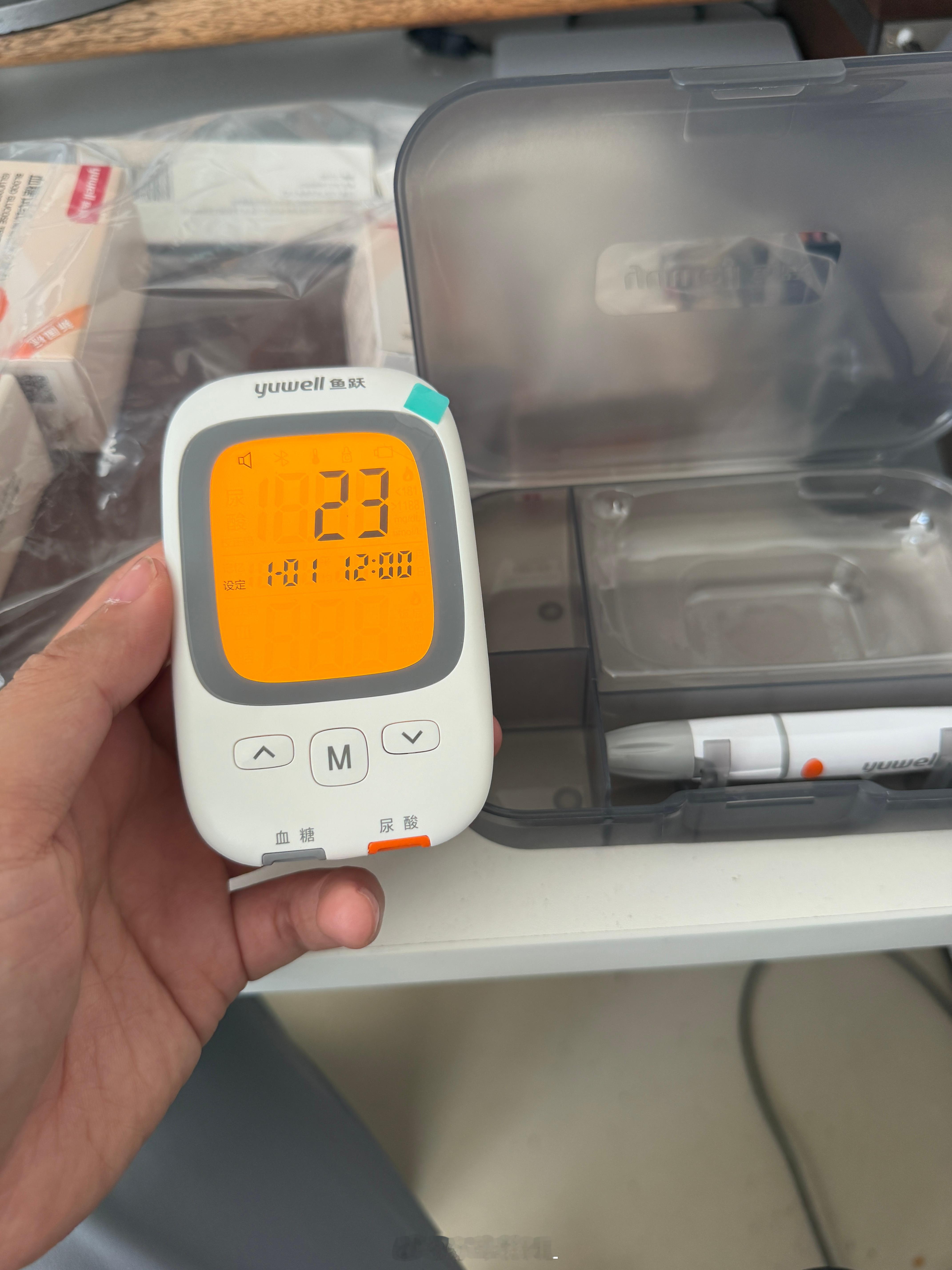 买了台尿酸血糖仪，检测一下自己，多喝水争取把尿酸降下来