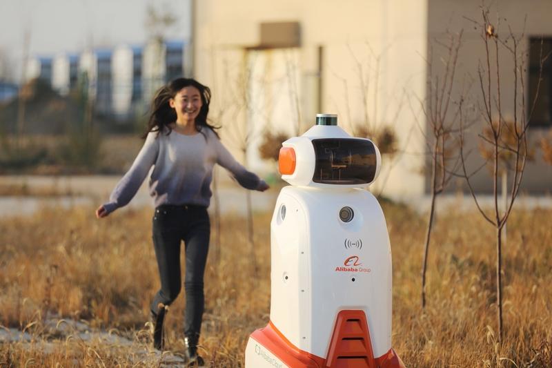 等我老了，一定要买个保姆机器人陪我度夕阳。想象一下，当我腿脚不便，机器人能随时扶