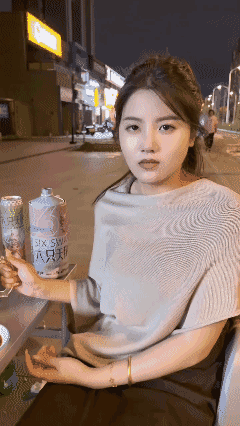 我喜欢第二个女生，你呢？🌚