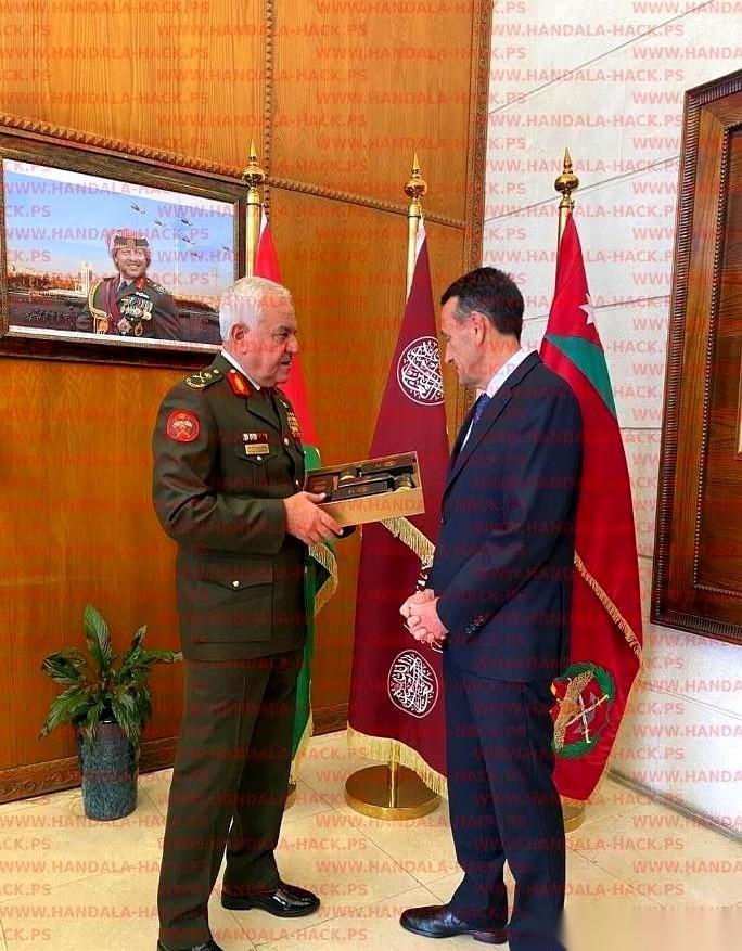 伊朗黑客放出的一张照片，让整个以色列高层的后背都湿了。
照片本身没什么，一个将军