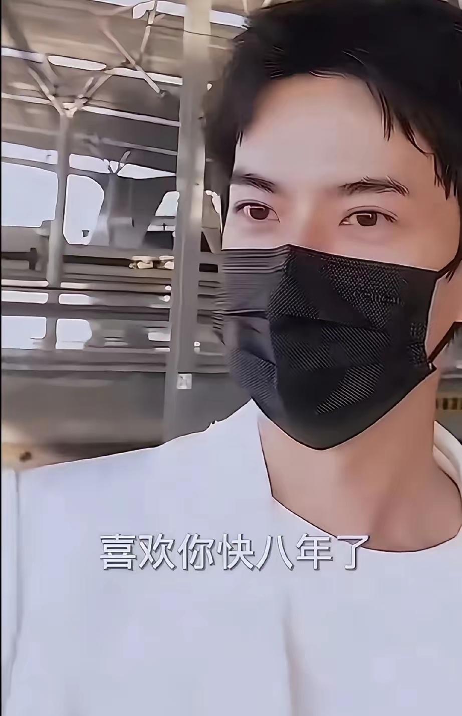 真的是艺人中的一股清流，

因为粉丝的一句话感动的红了眼眶，

小于在高铁站候车