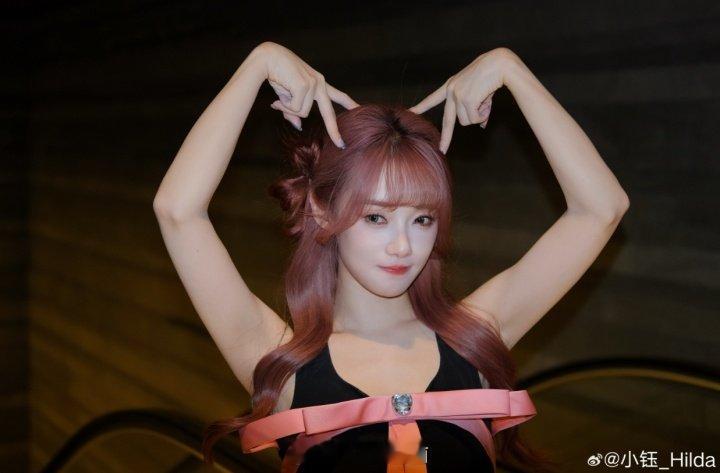 又是羡慕Rookie的一天！主持小钰晒照：红发蝴蝶结元气煮鱼🎀2025LPL 