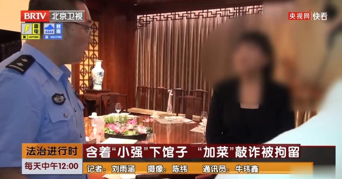 #男子含着蟑螂下馆子敲诈商家被拘#含着蟑螂下馆子，这也是个狠人啊，不把心思放在努