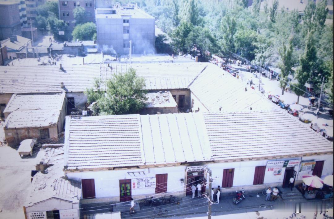 这是最早的友好商场，连片苏式平房、铁皮屋顶，1958年建成，是当年城北最热闹的商