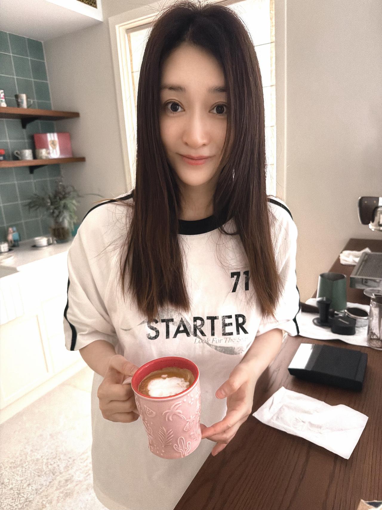 李小冉晒照，这简单的家居T恤，这哪像五十的人啊李小冉穿着 李小冉素颜