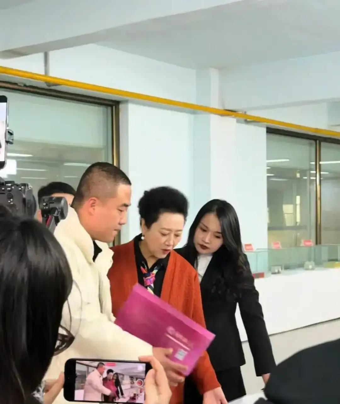 别骂王丽云接代言了！你以为她只是站个台捞金？她在吕梁野山坡车间摸的那条德国生产线