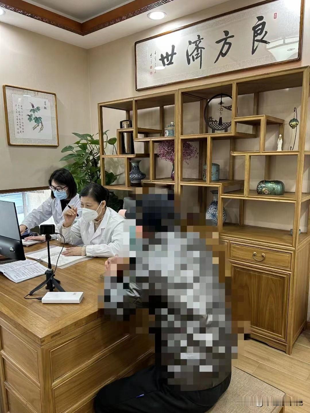 郑先生 37岁 自述心烦易怒 耳鸣2-3年 秃顶 消瘦，吃得多但是不胖 ，用中药