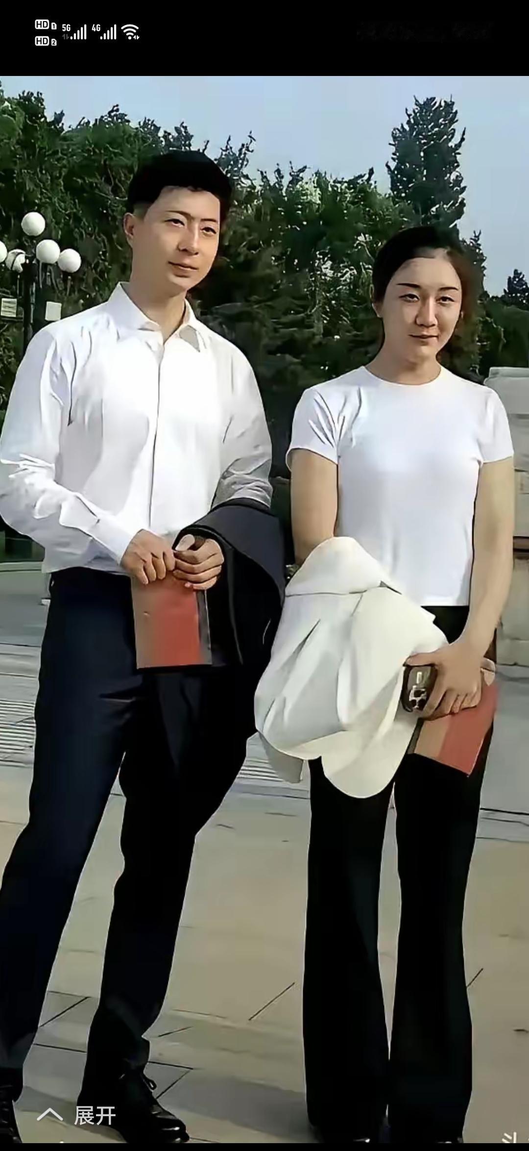 你刷到马龙陈梦的最新合影，第一反应会是：这俩不像打乒乓球的。
对。
不是杀气，是