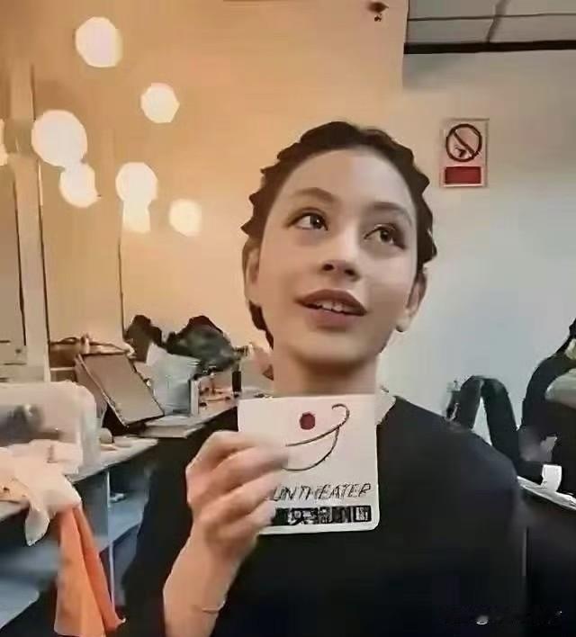 霓娜真是遗传了好基因，未来的小女神啊！刘烨爸爸这次转型电影大使也是相当帅气呢！霓