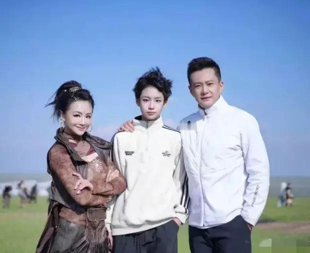 这一家三口人的颜值太高了，尤其中间的小男孩，白白嫩嫩的个子快和爸爸一样高了，以后