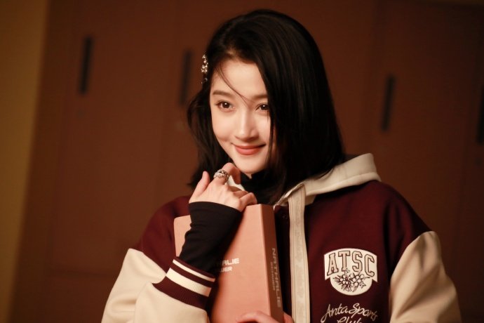 关晓彤短发bobo头 关晓彤身着棒球服，搭配短发造型，尽显青春活力与时尚魅力，仿