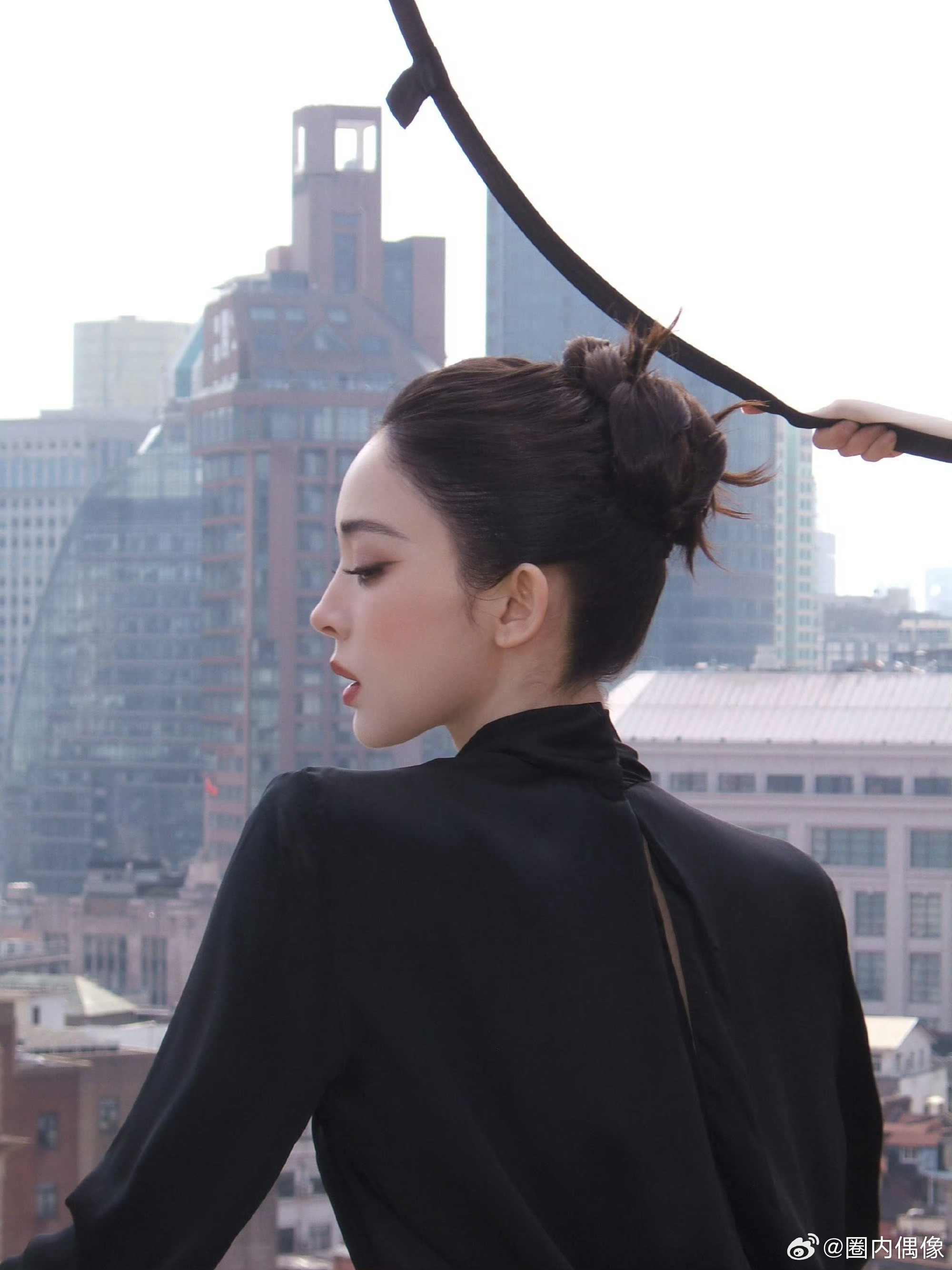 娜扎把东方明珠变成了背景板娜扎真上海滩奢女了谁懂娜扎这组江边随拍！站在浦江畔随手