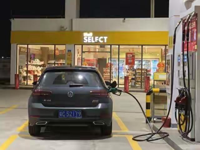 我同事老张上周把开了三年的Model Y卖了，到手17万。隔壁工位小李同期买的帕