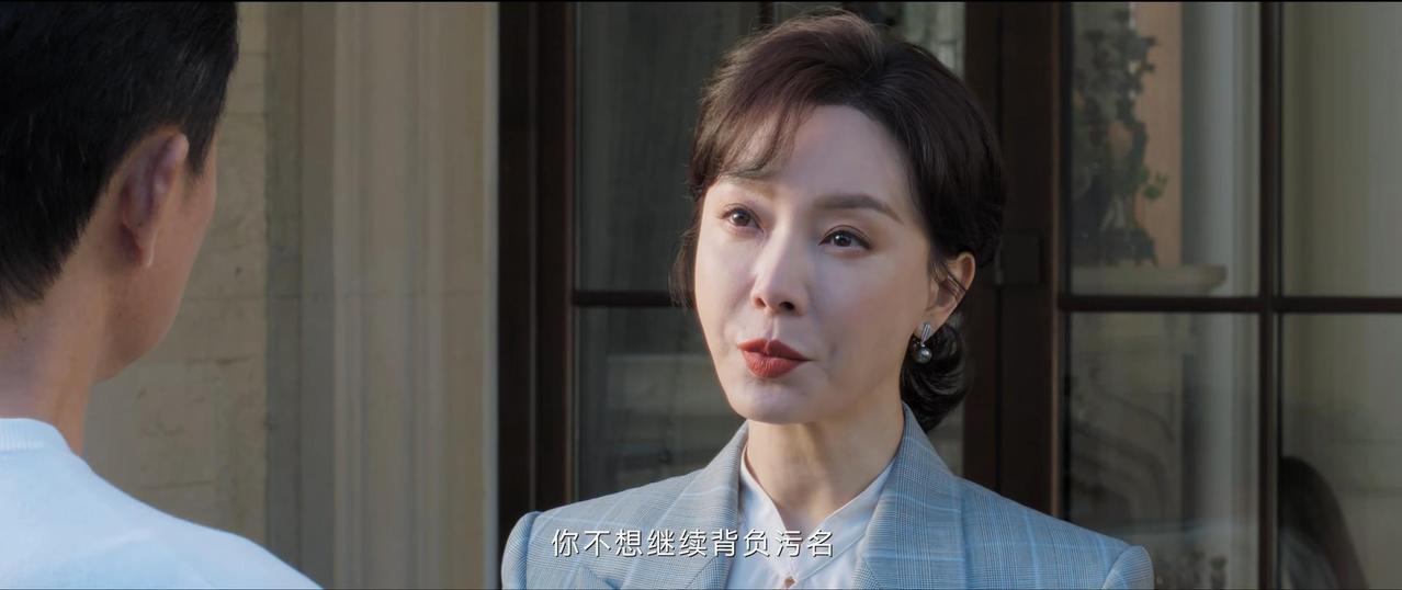成功疯了。他不仅在网上曝光了与赵寻一起参加酒局，一起回公司，以及她抱着赵寻进房间